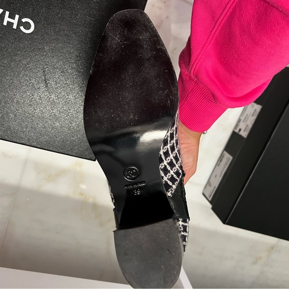 New auth Chanel ankle boots. Worn once! tweed!! Chanel chain. S/9, fits like 8.5 - Picture 5 of 8